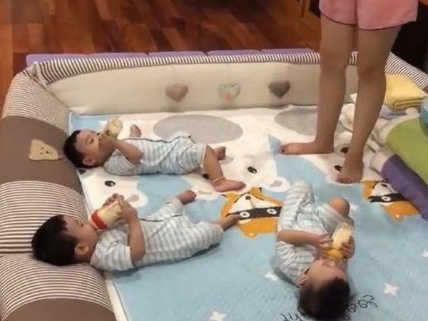 Clip 3 cậu bé sinh ba xúm xít, quấn mẹ đòi sữa 'gây bão' mạng và câu chuyện phía sau