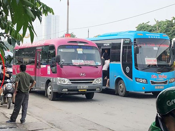 Công an đứng nhìn xe khách vi phạm