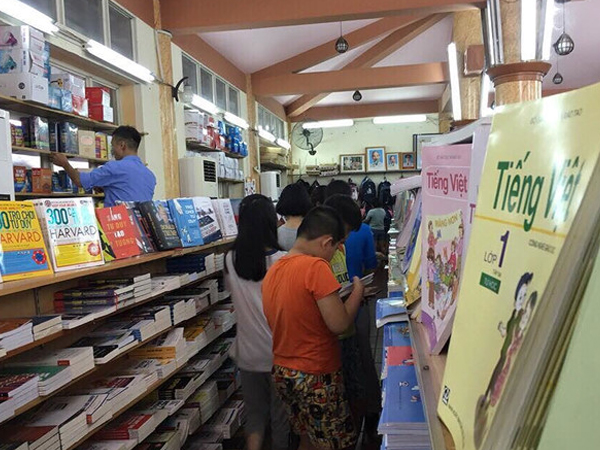 Hà Nội: 'Cháy' sách giáo khoa, 'cò' lợi dụng nâng giá