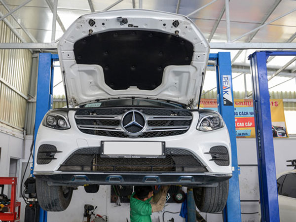 Mercedes: GLC bị vào nước cầu trước 'không phải lỗi kỹ thuật'