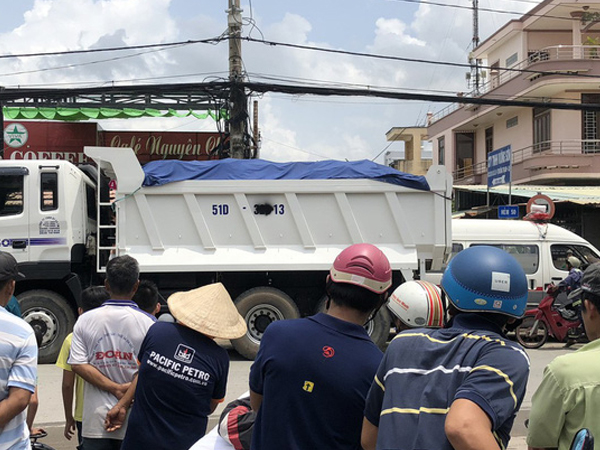 Người dân bức xúc khi tài xế xe ben xịt sơn che biển số sau tai nạn khiến bé gái lớp 4 tử vong