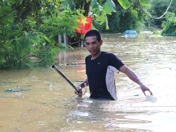 Người dân xứ Nghệ gồng mình đối phó với lũ lụt kéo dài