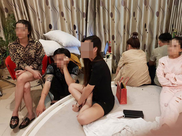 Nhóm dân chơi tổ chức 'tiệc' ma tuý tập thể tại quán karaoke