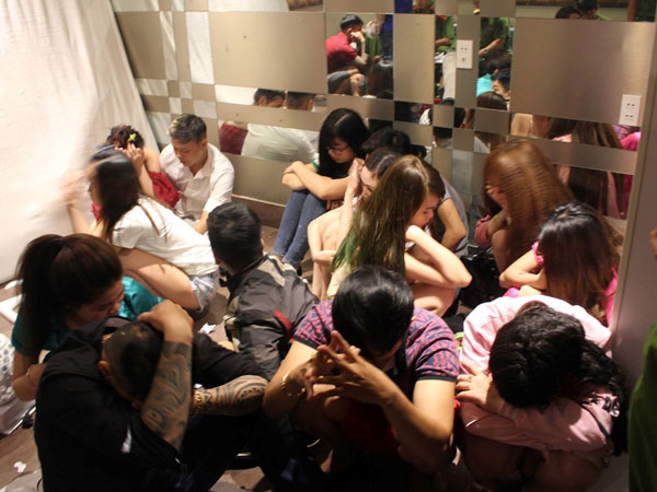 Nhóm dân chơi tổ chức tiệc ma tuý tập thể trong quán karaoke tại Sài Gòn