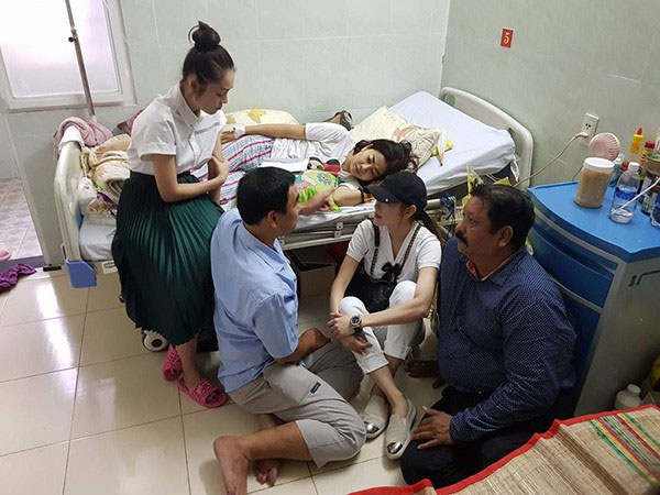 Quyền Linh đi chân đất, ngồi bệt xuống sàn nhà khi đến thăm hỏi Mai Phương
