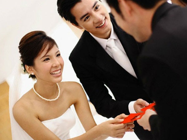 Vợ chồng tan vỡ trong tuần trăng mật vì thùng tiền mừng cưới