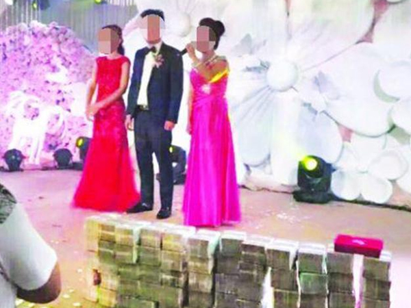 Xôn xao đám cưới 'khủng': Chú rể mang hơn 20 tỷ tiền mặt xếp lên sân khấu tặng cô dâu