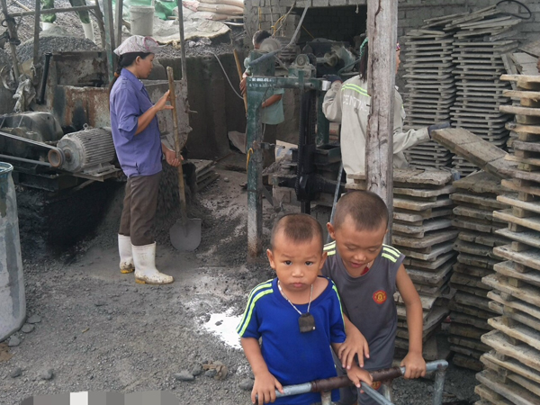 Xót cảnh hai đứa trẻ mồ côi cha hàng ngày theo mẹ đi phu gạch kiếm sống