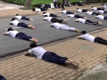 Clip học bơi... trên đường của sinh viên đại học gây xôn xao MXH