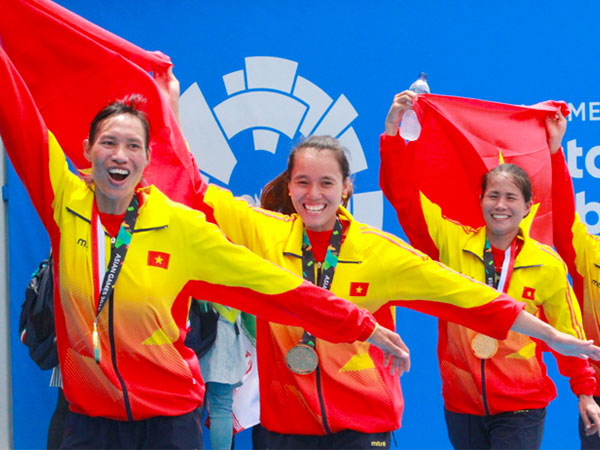 Đội rowing nữ Việt Nam oà khóc khi đoạt HC vàng đầu tiên ở Asiad