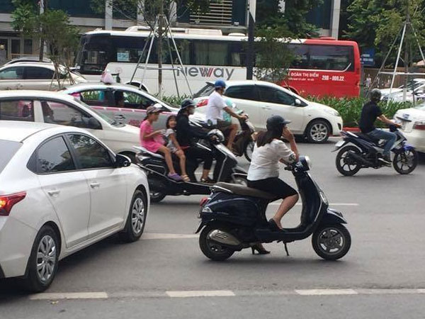 Hà Nội: Người phụ nữ dừng xe giữa đường buôn điện thoại, mặc kệ dòng đời qua lại tấp nập