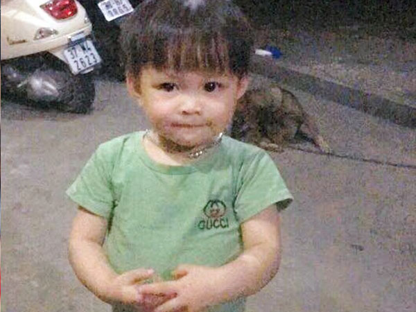Hà Tĩnh: Cha mẹ khóc hết nước mắt mong mỏi tìm con gái 2,5 tuổi bỗng nhiên mất tích hơn 1 tháng