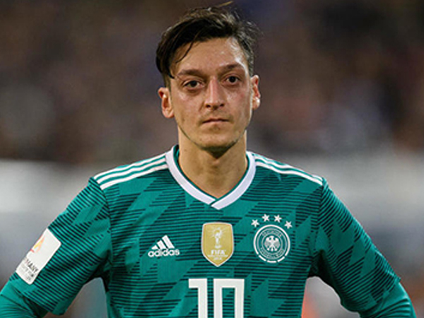 Klopp chê những người chỉ trích Oezil là đạo đức giả