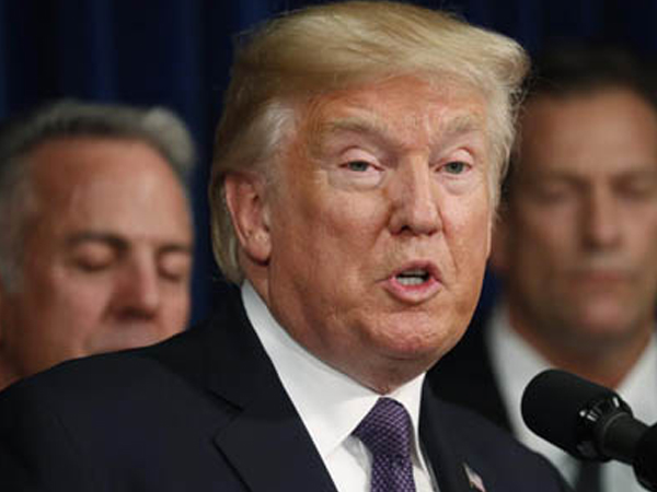 Trump nói đưa tiền túi cho luật sư để bịt miệng sao khiêu dâm