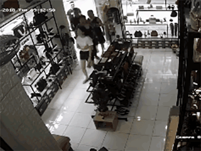 Video: Nhắc nhóm người lạ đỗ xe chắn cửa, bố con nữ chủ quán bị đánh thậm tệ