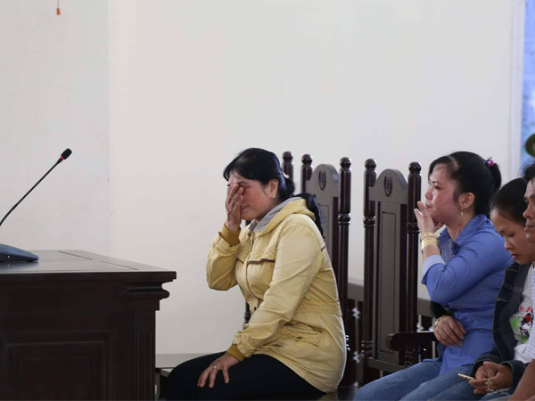 Vụ vợ giết chồng, phân xác phi tang: Mẹ bị cáo khóc nghẹn, xin tòa giảm nhẹ hình phạt cho con