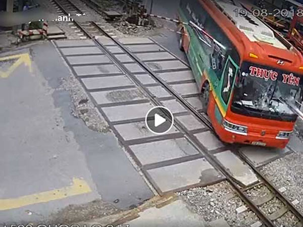 Vụ xe khách đâm gãy barie: Nhân viên gác chắn kể lại giây phút 'ngàn cân treo sợi tóc'