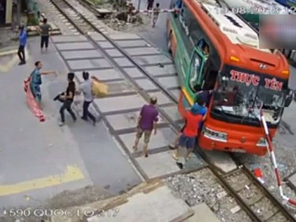 Xe khách Thanh Hóa lao thẳng đường ray: Tài xế cúi xuống nghe điện thoại
