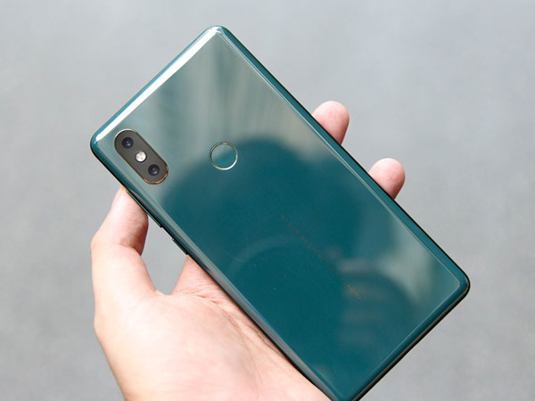 Xiaomi Mi Mix 2S màu xanh ngọc lục bảo về VN, giá 16,6 triệu đồng