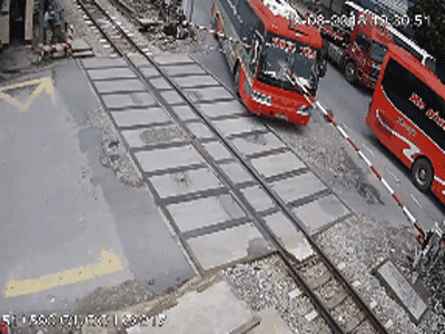 Xử phạt tài xế xe khách lao thẳng vào gác chắn tàu trên quốc lộ