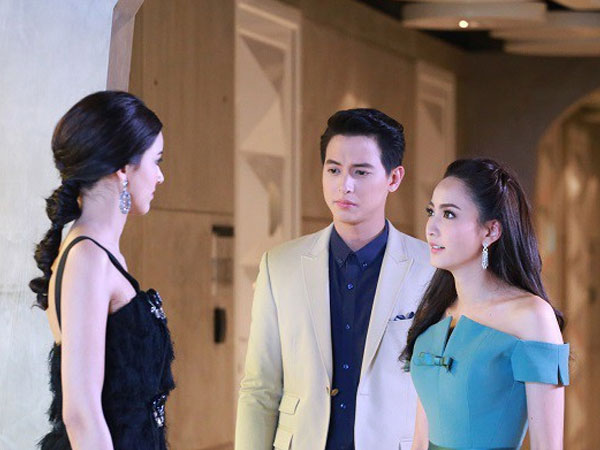 Chồng ngoại tình mà vẫn bình thản đến lạ, cô vợ đã làm thế này trong cuộc chạm trán '3 mặt một lời'