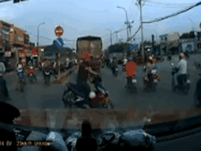 CLIP: Phi xe chắn ngang mũi ô tô, 'anh hùng rơm' phẩy tay yêu cầu các xe khác tiến lên
