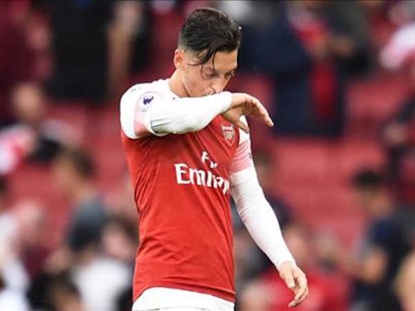 HLV Arsenal: 'Mesut Ozil phải chấp nhận những chỉ trích'