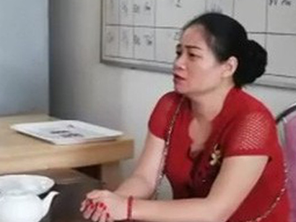 Người phụ nữ chống nạnh, chửi bới CSGT: 'Tháng 7 âm lịch không muốn gặp sự cố nên đưa tiền cho CSGT'