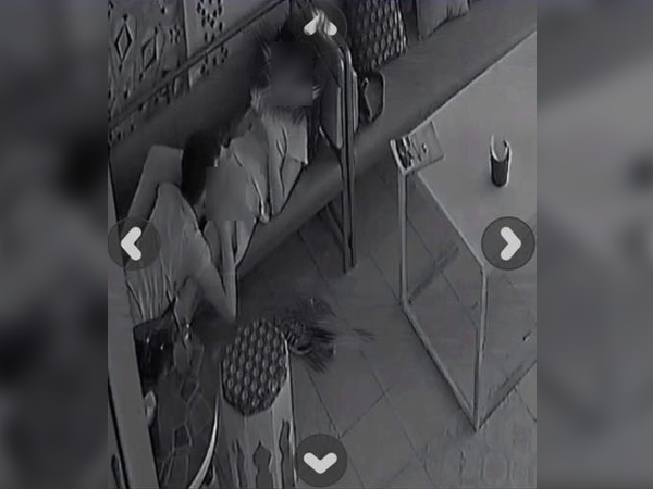 Sốc: Cặp nam nữ 'làm chuyện ấy' ngay trên ghế trong quán cà phê tại Hà Nội