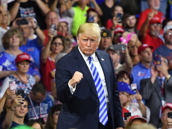 Tổng thống Trump dọa kinh tế Mỹ sụp đổ, 'mọi người sẽ rất nghèo' nếu ông bị luận tội