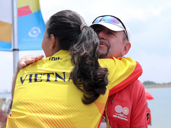 Tuyển rowing Việt Nam ôm chầm lấy chuyên gia Australia sau tấm HCB