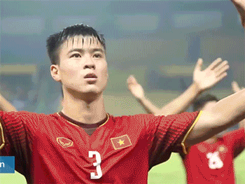 Video: Các cầu thủ Olympic Việt Nam ăn mừng chiến thắng cùng người hâm mộ
