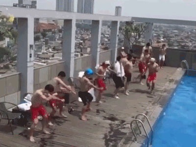 Video: Olympic Việt Nam đùa nghịch bên bể bơi sau trận thắng Bahrain