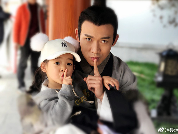 Vướng loạt scandal đồng tính, đánh người, 'Hoàng Thượng' Nhiếp Viễn vẫn khiến dân tình tan chảy vì yêu chiều con gái