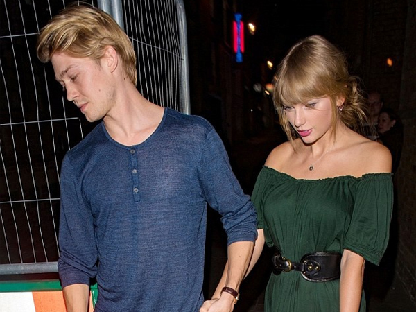 Xuất hiện hiếm hoi bên bạn trai, Taylor Swift diện váy khéo khoe vòng 1 đầy đặn 'không còn lép'