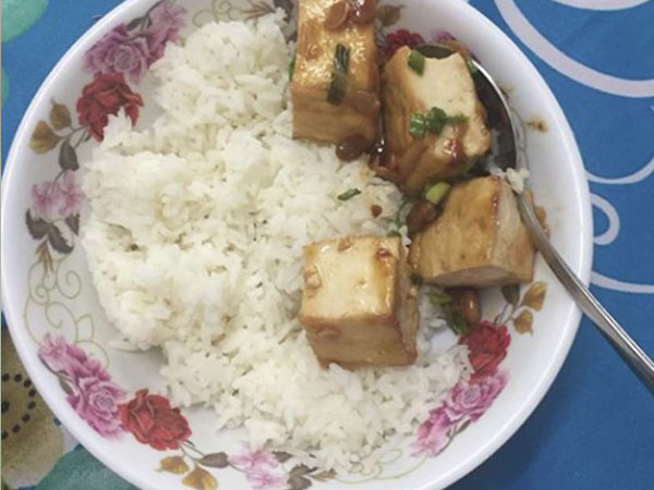 Bưng bát cơm mẹ chồng chăm ở cữ, nàng dâu trẻ bần thần: Có phải vì sắp rằm nên gái đẻ cũng được cho ăn chay?