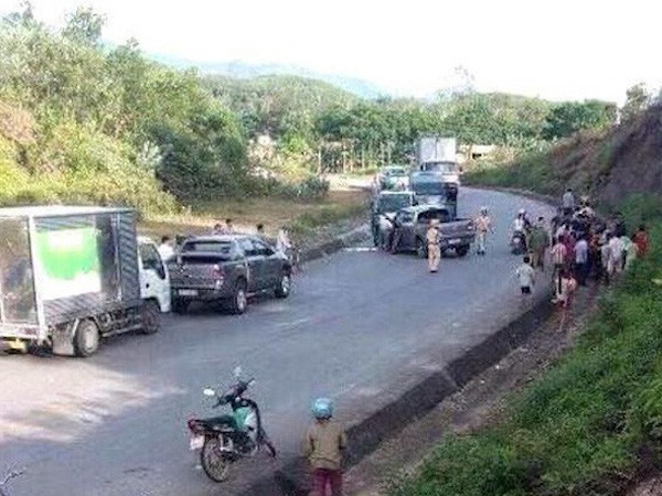 Mâu thuẫn trong quán nhậu, nhóm thanh niên vác gậy gộc chặn quốc lộ đập ô tô