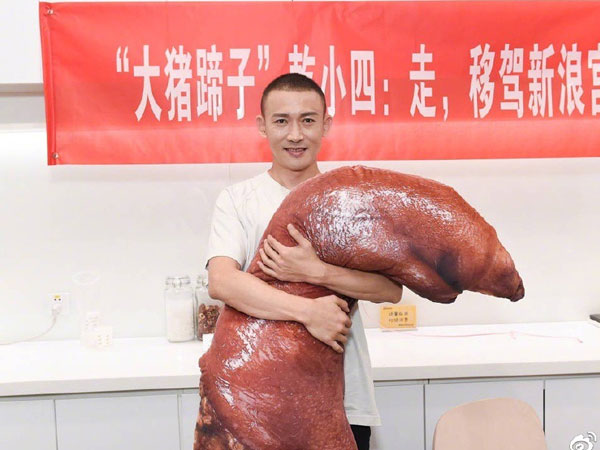 Phải ôm gối hình móng giò, 'Hoàng Thượng' Nhiếp Viễn dở khóc dở cười vì lý do sâu xa này