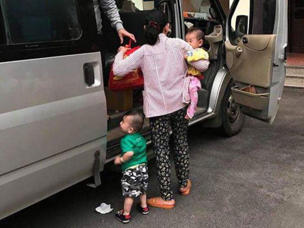 Sự thật vụ tài xế xe khách phát hiện hai phụ nữ bắt cóc trẻ em nháy đèn báo hiệu CSGT