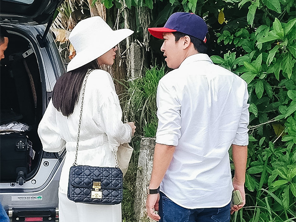 Trường Giang, Nhã Phương về quê thắp hương tổ tiên sau lễ đính hôn