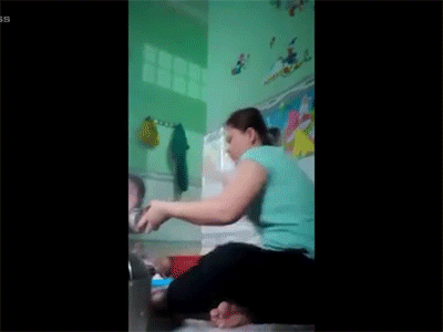 Video bé gái khóc thét trong trận đòn của bảo mẫu miền Tây