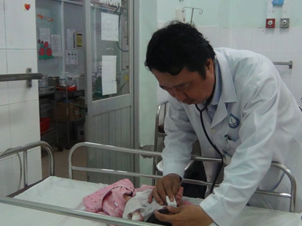 Bé gái 15 ngày tuổi suýt nguy hiểm vì xỏ lỗ tai