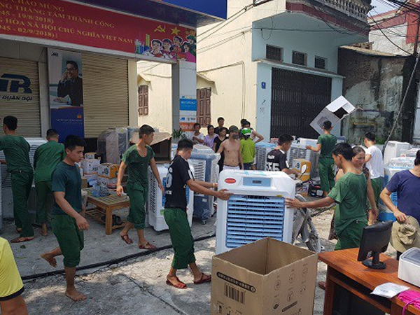 Cột điện cháy như pháo hoa ở Hà Nội, bộ đội giúp dân chạy đồ