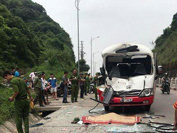 Dừng xe lề đường cho khách đi vệ sinh, 2 ô tô khách tông nhau khiến tài xế tử vong