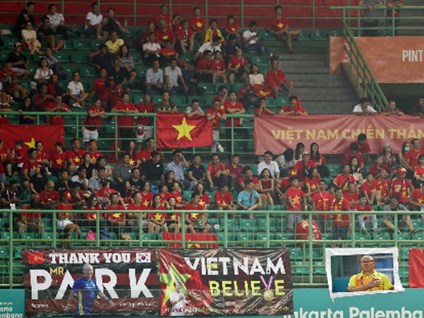 Nhiều cổ động viên Việt Nam đổ sang Indonesia xem bóng đá