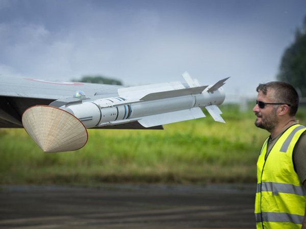 Treo nón vào tiêm kích đa năng Rafale khi hạ cánh tại Hà Nội