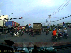 Video: Xe máy lao ra chặn đầu ôtô để mở đường cho người khác