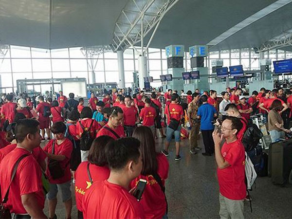 Cổ động viên Việt Nam 'nhuộm' đỏ sân bay đi xem Tứ kết ASIAD