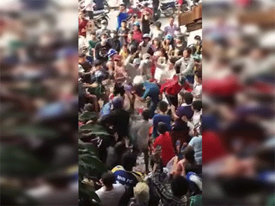 'Cô hồn sống' hỗn chiến kinh hoàng trên phố, dùng mũ bảo hiểm nện nhau tới tấp để cướp đồ lễ
