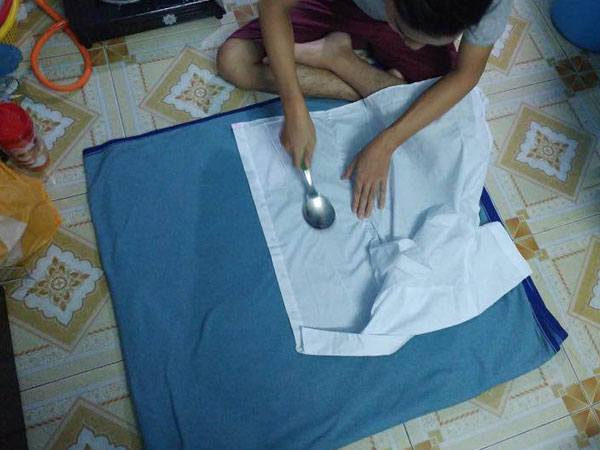 Không có bàn là phải dùng muôi là áo, anh chàng 'ngã ngửa' khi được bày cách lầy lội hơn